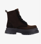 Borcego Blane Sofia Sarkany marrón de gamuza con cordones negros y suela chunky, ideal para un look canchero.