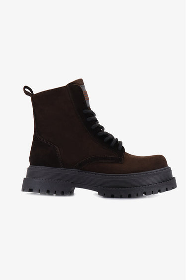 Borcego Blane Sofia Sarkany marrón de gamuza con cordones negros y suela chunky, ideal para un look canchero.