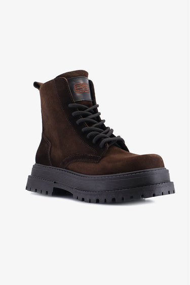 Marrón. Borcego Blane Sofia Sarkany de gamuza, con cordones negros y suela track chunky. Estilo urbano mujer.