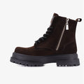 Borcego Blane Sofía Sarkany marrón de gamuza con suela track negra, cordones y cierre lateral canchero.