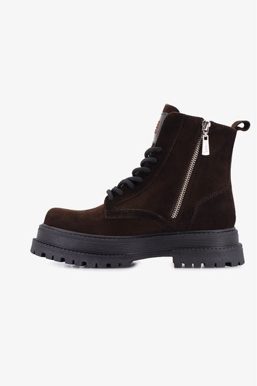 Borcego Blane Sofía Sarkany marrón de gamuza con suela track negra, cordones y cierre lateral canchero.