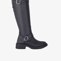Bota Flur Sofia Sarkany negra, alta de cuero con hebillas plateadas. Un estilo canchero para vos.