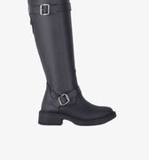 Bota Flur Sofia Sarkany negra, alta de cuero con hebillas plateadas. Un estilo canchero para vos.
