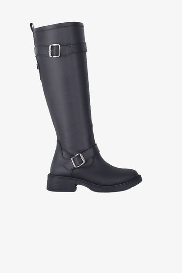 Bota Flur Sofia Sarkany negra, alta de cuero con hebillas plateadas. Un estilo canchero para vos.