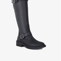 Bota Flur negra de caña alta Sofia Sarkany con detalles de hebillas, perfecta para lucir un estilo urbano y cómodo este invierno.