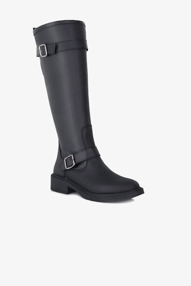 Bota Flur negra de caña alta Sofia Sarkany con detalles de hebillas, perfecta para lucir un estilo urbano y cómodo este invierno.