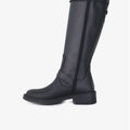 Bota Flur negra Sofia Sarkany, caña alta de cuero sintético con cierre lateral y correas ajustables. Ideales para el invierno.
