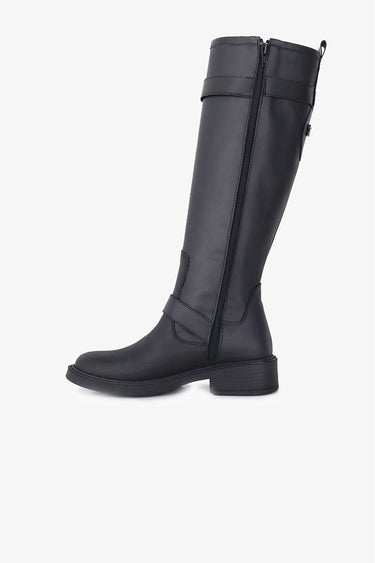Bota Flur negra Sofia Sarkany, caña alta de cuero sintético con cierre lateral y correas ajustables. Ideales para el invierno.