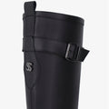Bota Flur negra Sofia Sarkany: detalle correa con hebilla metálica y logo SS plateado. Elegancia y onda urbana.