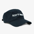 Gorra Kime Sofia Sarkany azul marino con bordado blanco, accesorio canchero para tu look.