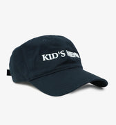 Gorra Kime Sofia Sarkany azul marino con bordado blanco, accesorio canchero para tu look.