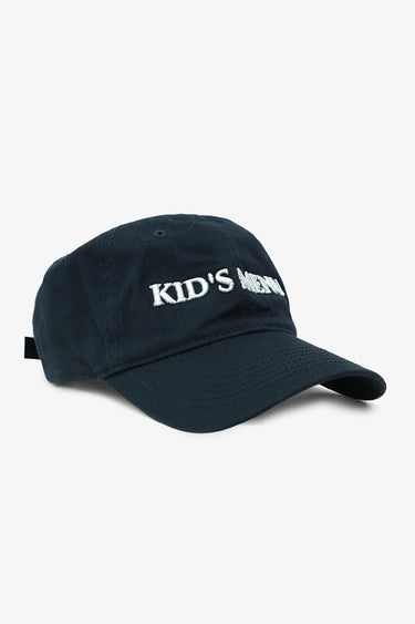 Gorra Kime Sofia Sarkany azul marino con bordado blanco, accesorio canchero para tu look.