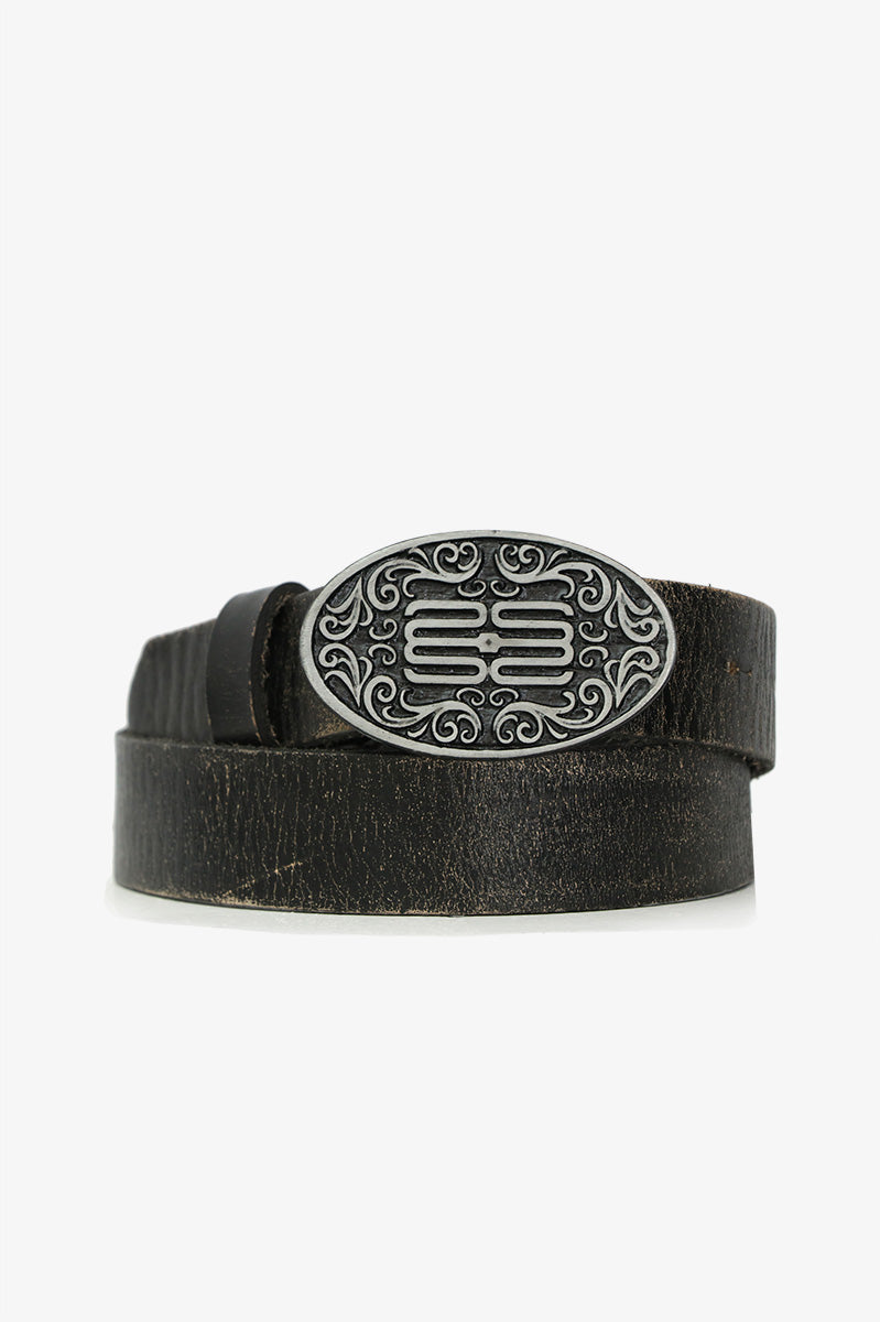 Cinturón Nuvo Sofia Sarkany cuero negro, hebilla ovalada plateada y logo 'SS' grabado.