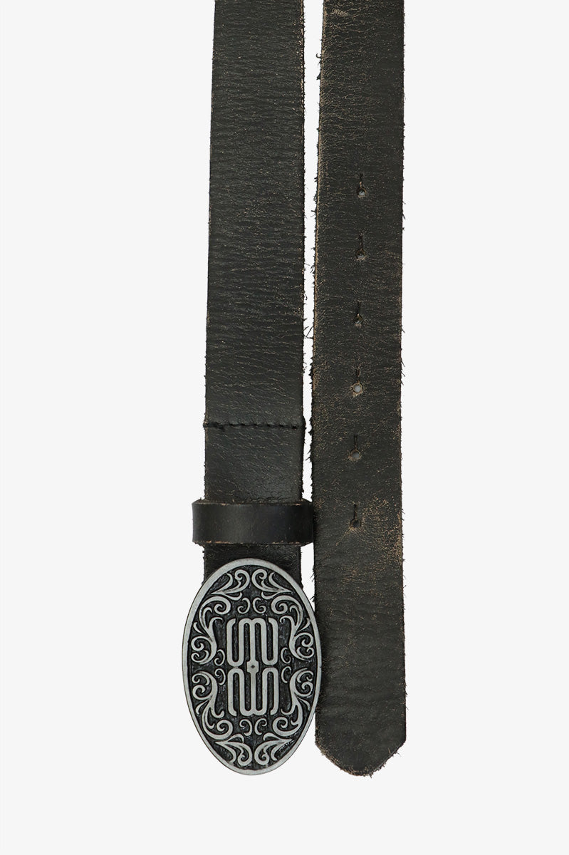 Cinturón Nuvo Sofia Sarkany de cuero negro con hebilla ovalada plateada y diseño 'SS' grabado. Ideal para un look canchero.