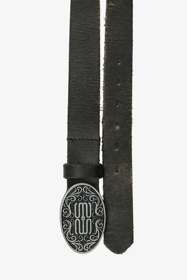 Cinturón Nuvo Sofia Sarkany de cuero negro con hebilla ovalada plateada y diseño 'SS' grabado. Ideal para un look canchero.