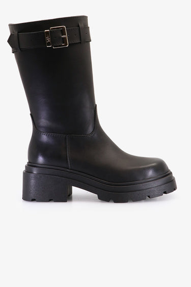 Bota Syra negra de cuero Sofia Sarkany con hebilla plateada al tobillo y suela track. ¡Un fuego para tu look!
