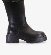 Bota Syra negra de cuero Sofia Sarkany con hebilla plateada al tobillo y suela track. ¡Un fuego para tu look!