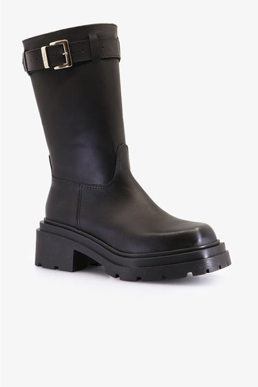 Bota Syra Sofia Sarkany negra de cuero, caña media con hebilla y suela chunky plataforma. ¡Un look bien canchero!