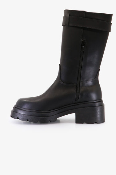 Bota Syra negra Sofia Sarkany, caña media con hebilla lateral y cierre. Suela track y taco robusto, para looks urbanos.