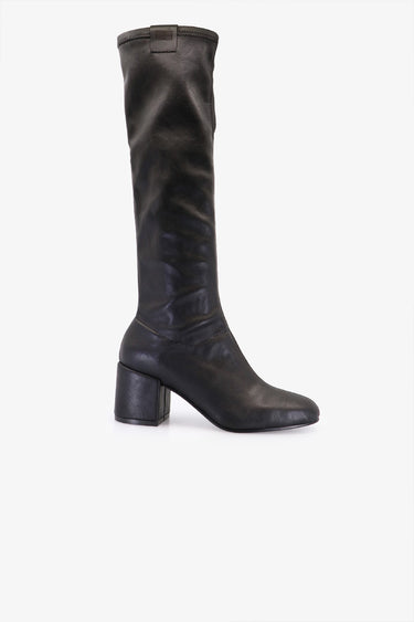 Negro: Bota Nexa Sofia Sarkany de cuero arrugado, caña alta con taco bloque. ¡Ideal para un look canchero y sofisticado!