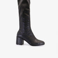 Negro: Bota Nexa Sofia Sarkany de cuero arrugado, caña alta con taco bloque. ¡Ideal para un look canchero y sofisticado!