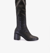 Negro: Bota Nexa Sofia Sarkany de cuero arrugado, caña alta con taco bloque. ¡Ideal para un look canchero y sofisticado!