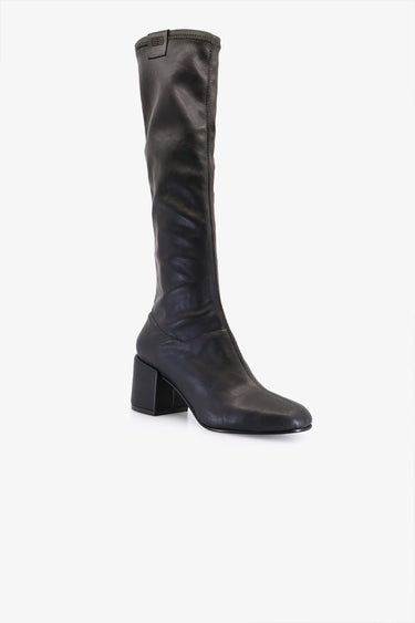 Bota Nexa negra Sofia Sarkany de caña alta elastizada y taco cuadrado. Ideales para vos, ¡un fuego!
