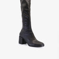 Bota Nexa negra Sofia Sarkany de caña alta elastizada y taco cuadrado. Ideales para vos, ¡un fuego!