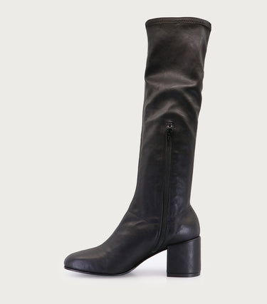Bota Nexa negra Sofia Sarkany, diseño elegante, alta de cuero con taco y cierre lateral.