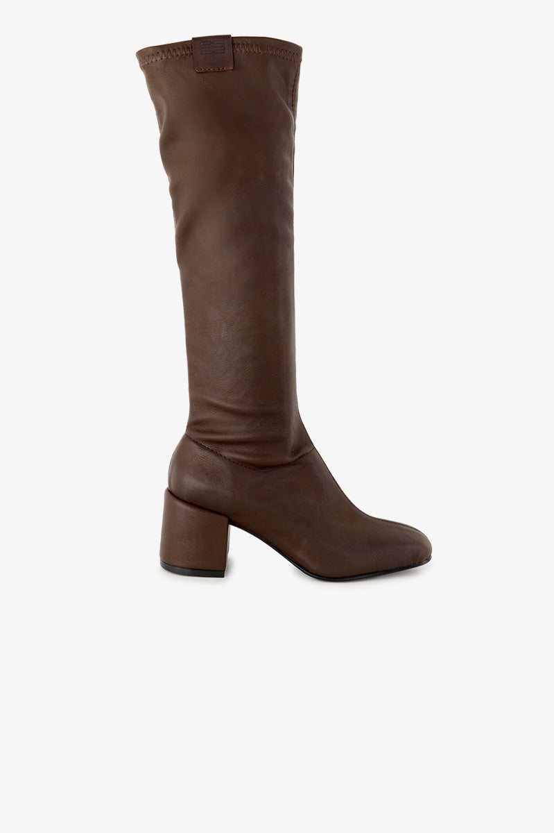 Bota Nexa Sofia Sarkany color chocolate, caña alta y taco bloque. Un calzado canchero y cómodo para vos.