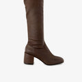 Bota Nexa Sofia Sarkany color chocolate, caña alta y taco bloque. Un calzado canchero y cómodo para vos.