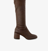 Bota Nexa Sofia Sarkany color chocolate, caña alta y taco bloque. Un calzado canchero y cómodo para vos.