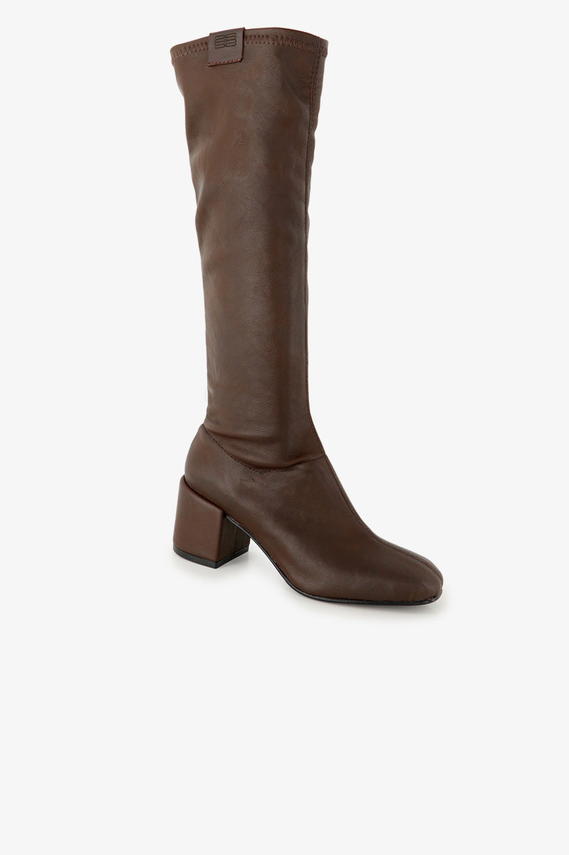Marrón: Bota Nexa Sofia Sarkany de caña alta marrón con taco cuadrado, un calzado elegante y canchero para vos.