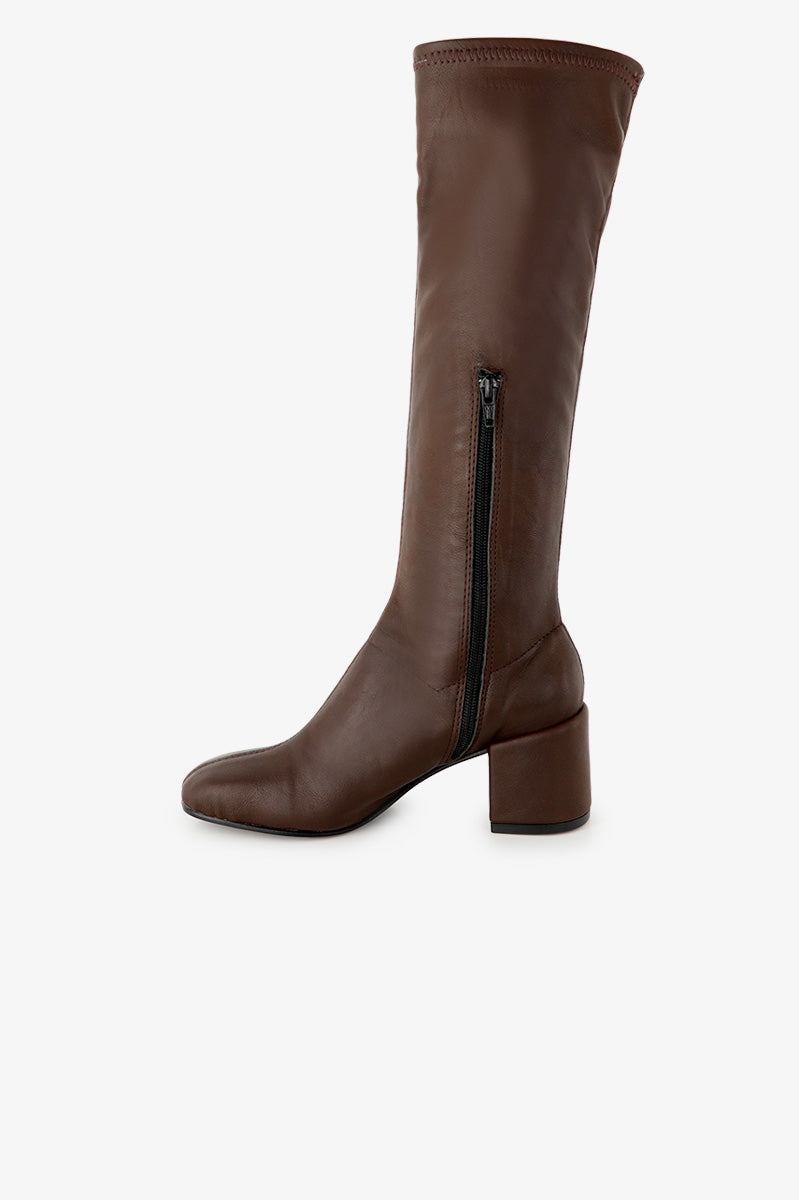 Bota Nexa Sofia Sarkany de cuero marrón con cierre lateral, un diseño canchero y taco bajo. ¡Ideal para vos!