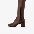 Bota Nexa Sofia Sarkany de cuero marrón con cierre lateral, un diseño canchero y taco bajo. ¡Ideal para vos!
