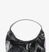 Cartera Rune negra Sofia Sarkany, estilo hobo, cuero charol, look canchero y elegante.