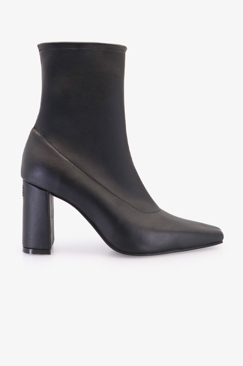Botineta Zaro negra Sofia Sarkany, diseño elegante con punta fina y taco palo. Ideal para lookearte con estilo argentino.