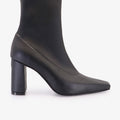 Botineta Zaro negra Sofia Sarkany, diseño elegante con punta fina y taco palo. Ideal para lookearte con estilo argentino.