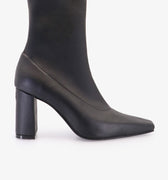 Botineta Zaro negra Sofia Sarkany, diseño elegante con punta fina y taco palo. Ideal para lookearte con estilo argentino.