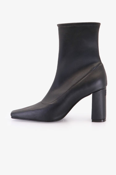 Negro: Botineta Zaro Sofia Sarkany de cuero. Taco bloque, punta fina. Estilo moderno y canchero.