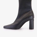 Negro: Botineta Zaro Sofia Sarkany de cuero. Taco bloque, punta fina. Estilo moderno y canchero.