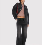 Modelo con Jean Kip Sofia Sarkany negro wide leg lavado, campera denim y top corto. Ideal para un look urbano.
