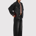 Modelo con Jean Kip Sofia Sarkany negro gastado, tiro alto y pierna ancha. Camperón denim a juego.