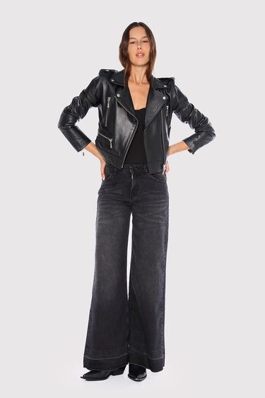 Sofia Sarkany Campera Pra de cuero negra biker. Una mujer con la campera, top y jeans anchos oscuros, ideal para tu look.