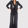 Sofia Sarkany Campera Pra de cuero negra biker. Una mujer con la campera, top y jeans anchos oscuros, ideal para tu look.