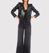 Sofia Sarkany Campera Pra de cuero negra biker. Una mujer con la campera, top y jeans anchos oscuros, ideal para tu look.