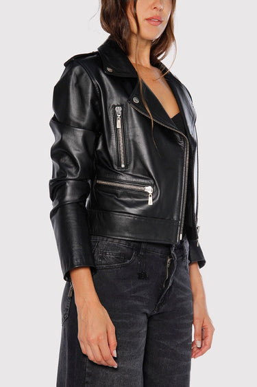 Sofia Sarkany Campera Pra de cuero negra biker con cierres. Un look re canchero para vos.