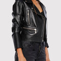 Sofia Sarkany Campera Pra de cuero negra biker con cierres. Un look re canchero para vos.
