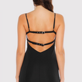 Vestido Iplo negro Sofia Sarkany, espalda descubierta con tiras ajustables y hebillas, un look súper canchero.