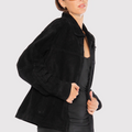 Negro: Campera Ken de gamuza negra Sofia Sarkany, look urbano canchero para mujer con estilo.